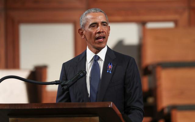 버락 오바마 전 미국 대통령이 지난해 7월 애틀랜타에서 열린 고 존 루이스 의원의 장례식에 참석해 추모하고 있다. 로이터 연합뉴스