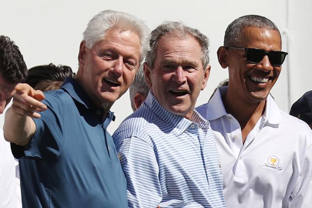 2017년 미국 뉴저지주(州) 저지시티의 한 골프 클럽에서 열린 대회에 나란히 참석한 미국 전직 대통령들. 왼쪽부터 빌 클린턴, 조지 W. 부시, 버락 오바마 전 미 대통령. EPA 연합뉴스
