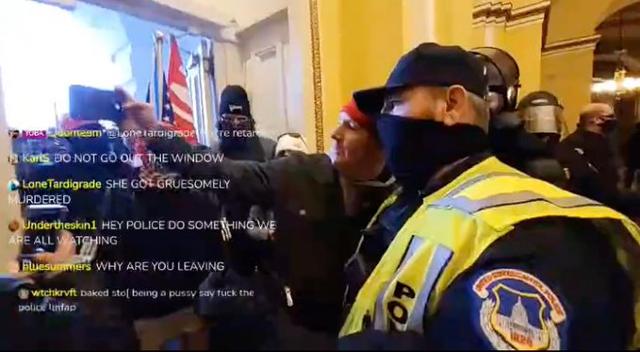 미국 수도 워싱턴 D.C의 국회의사당 내 시위대와 경찰이 '셀카'를 찍고 있는 모습. 트위터 캡처