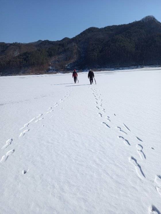 충북 옥천군 옥천읍 오대마을 주민이 7일 병원 진료를 받기위해 대청호 얼음판을 걸어가고 있다. [사진 이세원 이장]