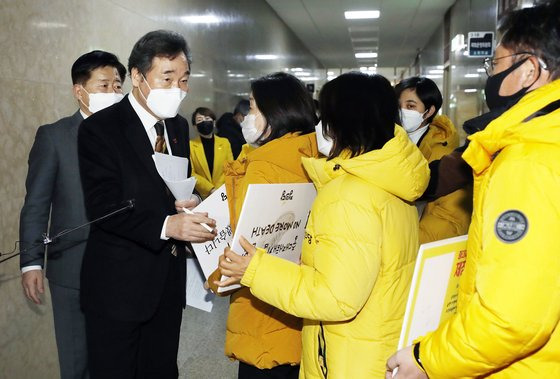 이낙연 더불어민주당 대표와 정의당 심상정, 배진교, 이은주, 장혜영, 류호정 의원이 7일 서울 여의도 국회 더불어민주당 의원총회장 앞에서 만나 중대재해법에 대해 이야기를 나누고 있다. 오종택 기자