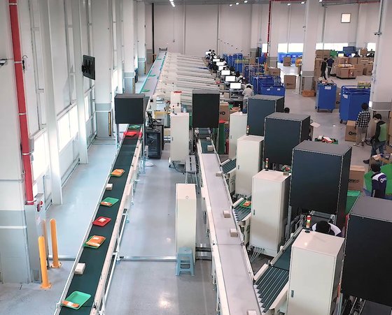 김포 큐익스프레스(QX) 한국물류센터는 해외 현지까지 통관 절차를 포함해 배송을 맡는다. 사진 큐텐