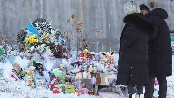 7일 오후 경기도 양평군 하이패밀리 안데르센 공원묘원을 찾은 시민들이 양부모의 학대로 생후 16개월 만에 사망한 정인 양을 추모하고 있다. /사진=연합뉴스