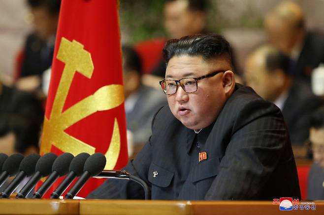 북한 김정은 국무위원장이 지난 6일 노동당 제8차 대회 2일차 회의에서 사업총화보고를 했다고 조선중앙통신이 7일 보도했다. 조성중앙통신캡처/연합뉴스