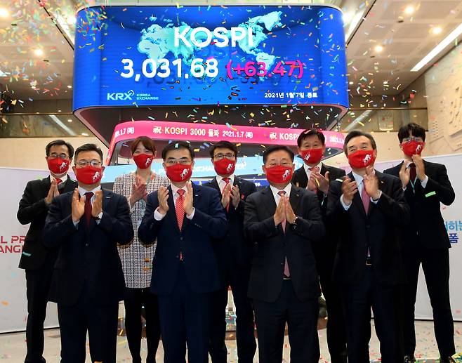 Front row, from left: Korea Investment & Securities CEO Jung Il-mun, Korea Exchange Chairman Sohn Byung-doo, Korean Financial Investment Association Chairman Na Jae-chul, Bookook Securities CEO Park Hyeon-chul and officials from market operator the Korea Exchange celebrate South Korea’s benchmark Kospi’s closing above 3,000 points for the first time at the KRX’s Seoul office on Thursday. (KRX)