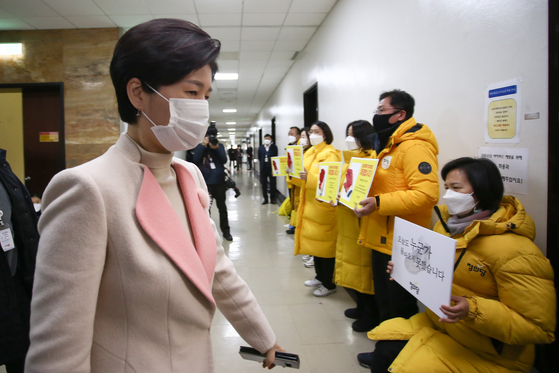 Baek Hye-ryun, Democratic Party lawmaker who heads the Legislation and Judiciary Committee on Thursday at the National Assembly hall passes members of the Justice Party demanding stronger punitive measures against businesses on industrial accidents in the new bill that will be voted at the National Assembly on Friday. [YONHAP]