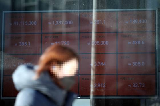 A screen in front of Bithumb’s office in Gangnam District, southern Seoul, on Thursday shows the values of digital currencies, including bitcoin. Bitcoin prices for the first time broke the 40-million-won ($37,000) mark. On the same day, the benchmark Kospi closed above 3,000 for the first time. [YONHAP]