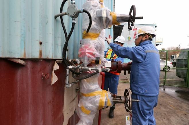 ▲ 포항제철소 직원들이 보온재로 배관을 감싸고 있다. 포항제철소 제공