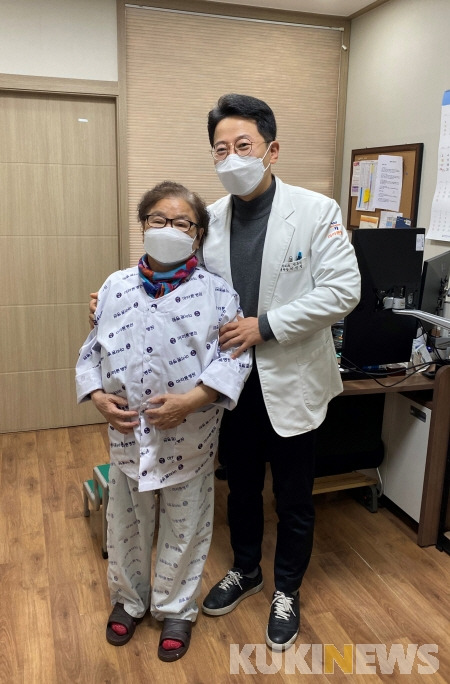 수술 중 회복중인 대상자(왼쪽)과 이정범 마라톤정형외과병원장(오른쪽).