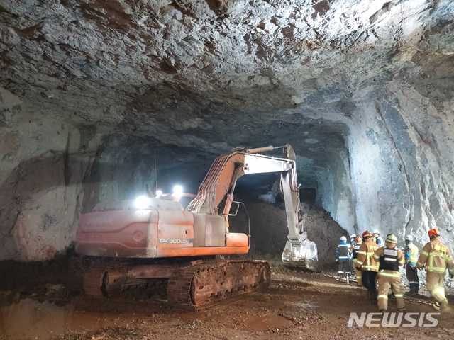 16일 오후 2시 11분께 강원 삼척시 근덕면 교곡리 석회선 광산 붕괴 현장에서 채굴 공사 작업을 하다 토사에 매몰된 굴삭기 운전자를 구조하기 위해 작업하고 있다. 뉴시스