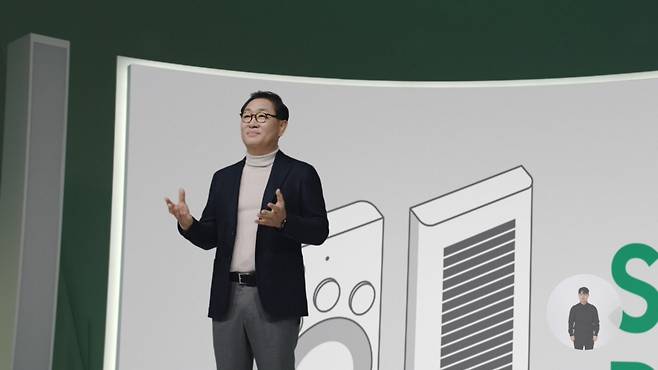 삼성전자 영상디스플레이사업부장 한종희 사장이 온라인으로 진행된 '삼성 퍼스트 룩 2021(Samsung First Look 2021)' 행사에서 삼성전자 TV 신제품과 전략을 설명하고 있다./사진제공=삼성전자