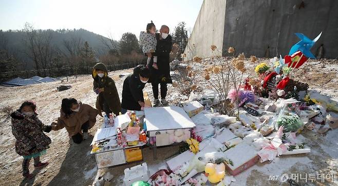 [양평=뉴시스]김선웅 기자 = 5일 경기 양평군 서종면 하이패밀리 안데르센 공원묘원에 안치된 故 정인 양의 묘지에서 추모객들이 고인을 추모하고 있다. 故 정인 양은 생후 16개월째인 지난해 10월 양부모의 폭력과 학대로 숨을 거두었다. 2021.01.05. mangusta@newsis.com