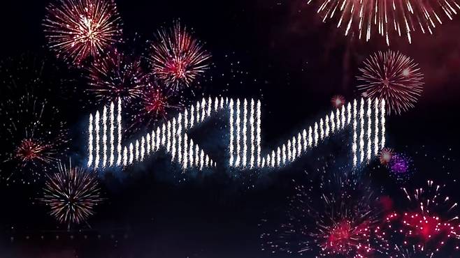 이날 ‘로고 언베일링 행사’에서는 총 303대의 드론이 하늘에서 불꽃을 내뿜으며 새로운 로고를 그렸다. /사진제공=기아차