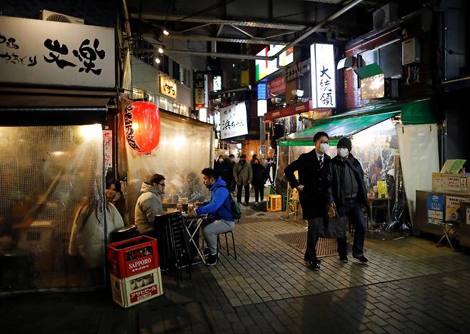 지난 6일 일본에서 하루동안 코로나19 신규 확진자가 처음으로 6000명을 넘어섰고 수도 도쿄에서만 1591명이 확진됐다. 사진은 지난 5일 도쿄의 한 주점거리의 모습. /사진=로이터