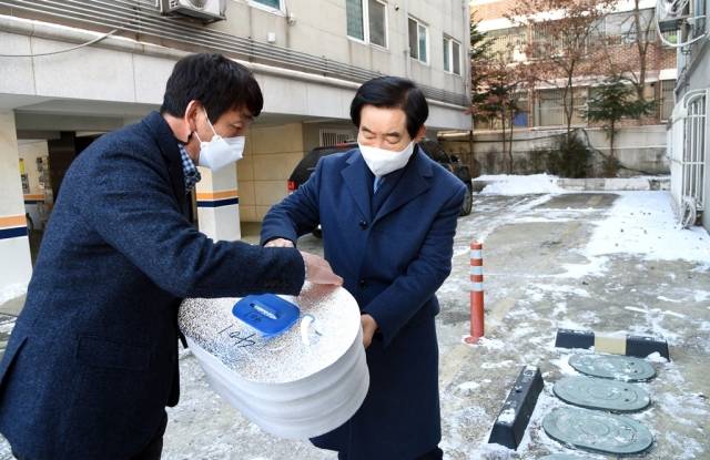 안병용 의정부시장(오른쪽)이 7일 동파를 대비한 계량기 교체 작업을 점검하고 있다. / 사진제공=의정부시