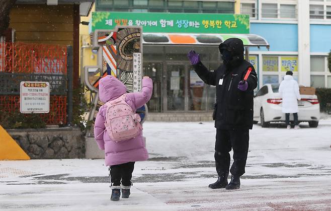 대설특보가 발효된 7일 오전 제주중앙초등학교 앞에서 한 어린이가 등교하고 있다. [연합]
