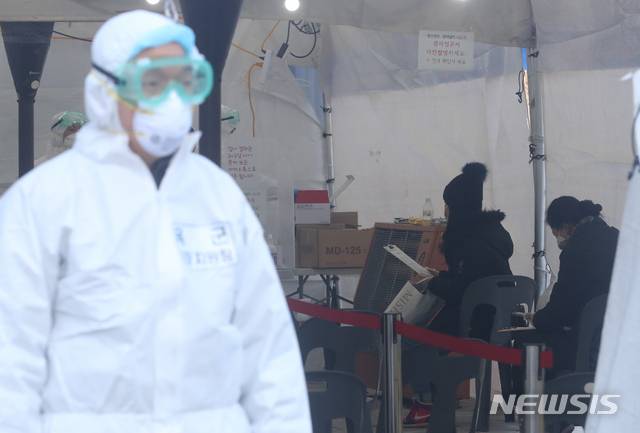 [서울=뉴시스]배훈식 기자 = 지난 6일 오전 서울 영등포구 도림동 배드민턴 체육관에 마련된 신종 코로나바이러스 감염증(코로나19) 임시 선별검사소에서 검사를 받으려는 시민들이 차례를 기다리고 있다. 2021.01.06. dahora83@newsis.com