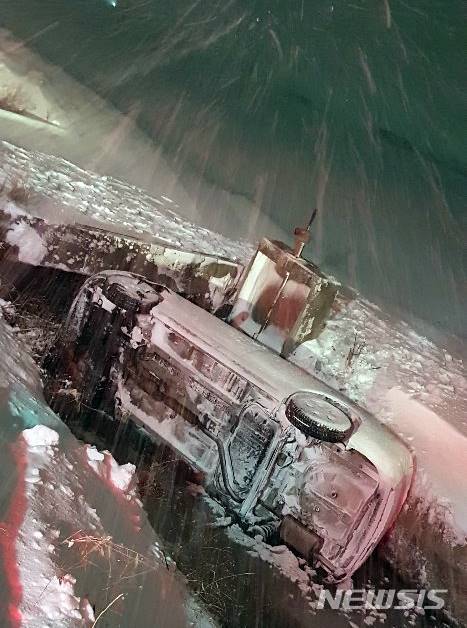 [군산=뉴시스]윤난슬 기자 = 7일 오전 6시 16분께 전북 군산시 옥산면 당북리의 한 도로에서 차량이 전도돼 운전자가 구조됐다.2021.01.07.(사진=전북소방 제공)