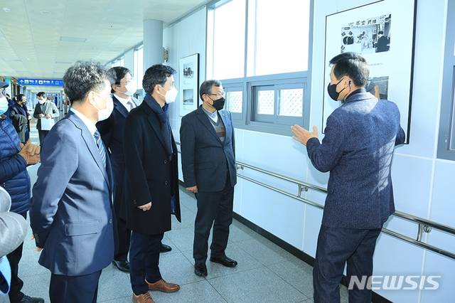 [익산=뉴시스] 강명수 기자 =원광대학교는 ‘개교 75주년 기념 역사사진전’을 오는 2월 14일까지 익산역 전시장에서 개최한다고 7일 밝혔다. 사진은 박맹수 총장이 익산역에서 진행되고 있는 사진전을 찾아 작품을 감상하는 모습이다. (사진 =원광대학교 제공) 2021.01.07. photo@newsis.com