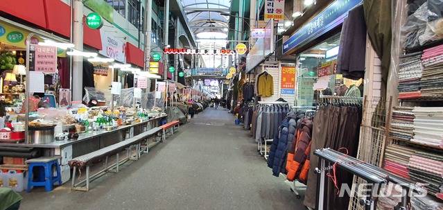 [대구=뉴시스]이은혜 기자 = 대구에 한파특보가 내려진 7일 오후 대구 중구 서문시장이 오가는 시민 없이 고요하다. 2020.01.07. ehl@newsis.com