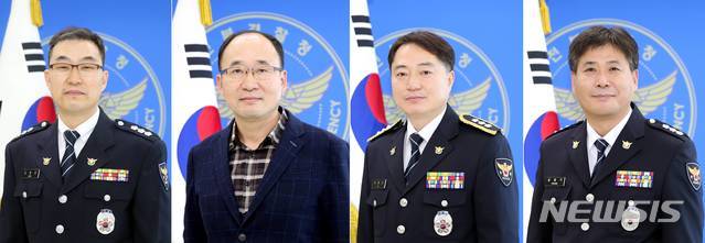 [전주=뉴시스]윤난슬 기자 = 총경 승진자. 왼쪽부터 김효진 전북청 반부패·경제범죄수사대장, 유봉현 전북청 정보분석계장, 주현오 전북청 경무계장, 황동석 전북청 경비경호계장.(사진=전북경찰청 제공)