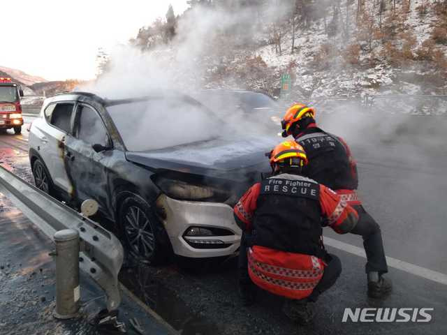 [영월=뉴시스]김동현 기자 = 7일 오전 7시 37분께 강원 영월군 남면 창원리 38번 국도에서 SUV 차량이 주행 중 화재가 발생해 소방대원들이 진화에 나서고 있다. (사진=영월소방서 제공) 2021.01.07. photo@newsis.com