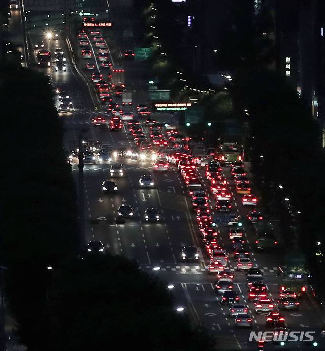 [서울=뉴시스] 박미소 기자 = 서울에 내린 비로 한강 수위가 높아져 간선도로 통행 제한이 계속되는 가운데 6일 오후 서울 서초구 서리풀 누에다리에서 바라본 도로가 교통정체를 빚고 있다. 2020.08.06.  misocamera@newsis.com