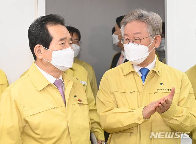 [수원=뉴시스] 경기사진공동취재단 = 정세균 국무총리와 이재명 경기도지사가 9일 오전 수원시 팔달구 경기도청 코로나19 홈케어시스템 운영단을 둘러보고 있다. 2020.12.09. photo@newsis.com