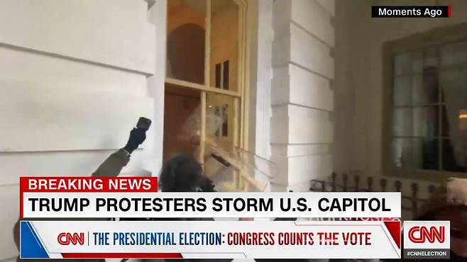 의사당 건물 창문을 부수고 있는 시위대들. CNN 캡처
