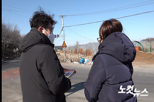실종 열흘이 된 장준호씨의 어머니가 기자와 만나 목격자들의 제보를 호소하고 있다.