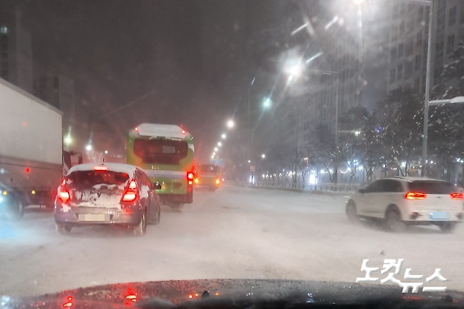 차선이 보이지 않는 도로 위. 독자 제공