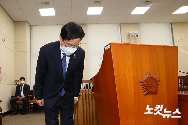 김창룡 경찰청장이 7일 국회에서 열린 행정안전위원회 전체회의에서 생후 16개월만에 양부모의 학대로 숨진 '정인이 사건'에 대해 발언을 마친 뒤 고개숙여 인사하고 있다. 윤창원 기자