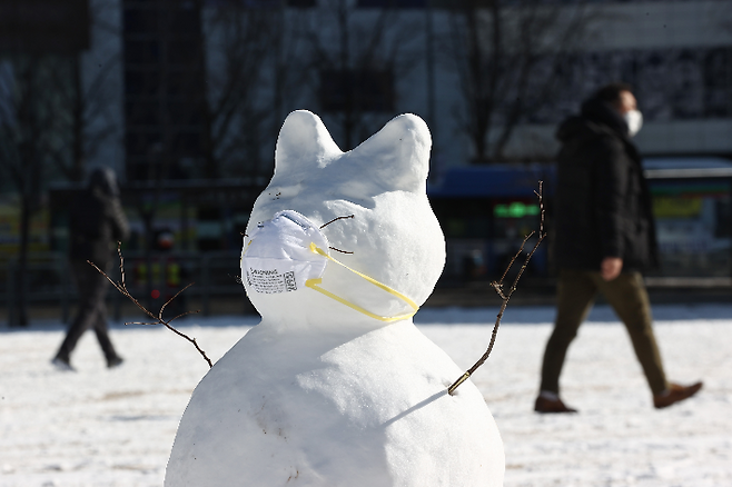 올 겨울 최강 한파가 찾아온 7일 용산역 앞에 마련된 임시 선별진료소 앞에 마스크를 쓴 눈사람이 세워져 있다 연합뉴스