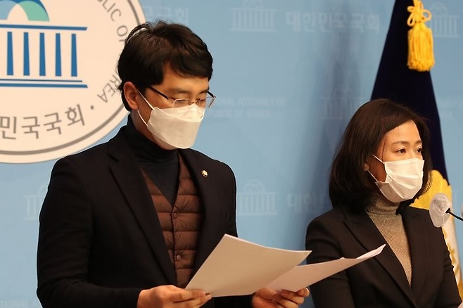 기자회견하는 국민의힘 김병욱(왼쪽)·황보승희 의원. 연합뉴스