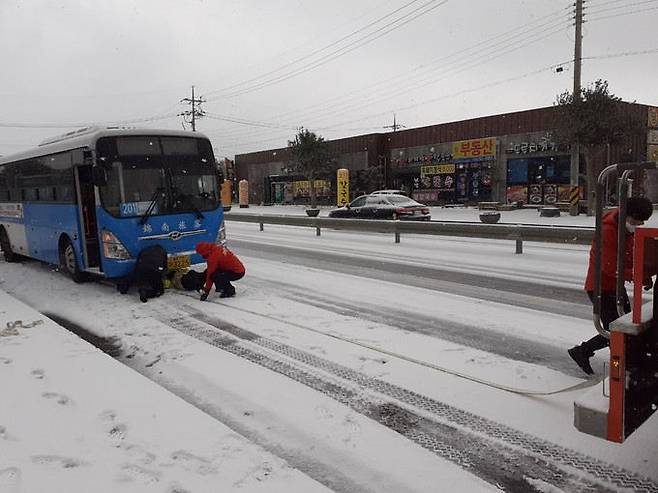 7일 오전&nbsp;서귀포시 성산읍 신천리&nbsp;한 버스정류장 인근에서 버스가 빙판길에 미끄러져 견인되고 있다. 제주도소방안전본부 제공