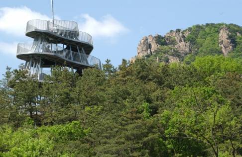 안양9경 중 1경에 선정된 안양예술공원에 설치된 APAP 예술작품 ‘전망대’(2006년). 네덜란드 건축가 그룹 제작. 삼성산의 등고선을 연장하여 산의 높이를 확장한 전망대로, 추상적인 데이터를 구체적인 형태로 바꾼 작품이다. 안양시 제공