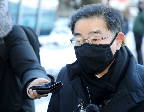 야당 측 공수처장 후보 추천위원인 이헌 변호사가 7일 서울행정법원에서 열린 공수처장 후보 추천 의결 집행정지 심문기일에 출석하며 기자들의 질문에 답하고 있다. 연합뉴스