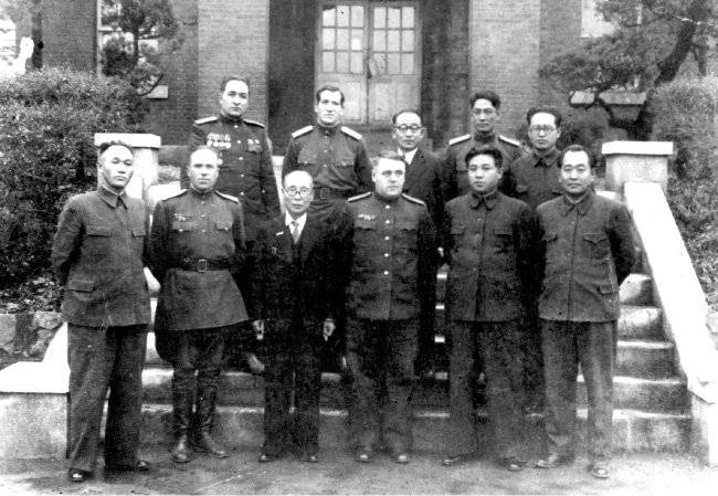 1948년 9월 북한 정권 수립 직후 내각 청사 앞에서 소련군 민정사령부의 주요 간부와 북조선노동당의 주요 계파를 대표하는 당 중앙위원들이 기념촬영을 하고 있다. 앞줄 오른쪽부터 허가이 북조선노동당 부위원장, 김일성 내각 수상, 레베데프 소련군 민정사령관, 김두봉 최고인민회의 상임위원장, 소련 민정부의 이그나치예프 대좌, 김책 부수상 겸 산업상. 뒷줄 오른쪽부터 주녕하 교통상, 박일우 내무상, 최창익 재정상. [미디어한국학 제공]