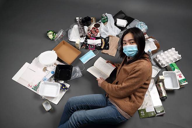 ⓒ시사IN 윤무영일주일 재택근무하는 동안 쌓인 재활용 폐기물 사이에 둘러싸인 송지혜 기자.