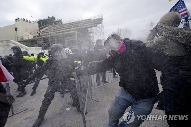 바리케이드 넘어 의사당 진입 시도하는 트럼프 지지자들 [AP=연합뉴스]