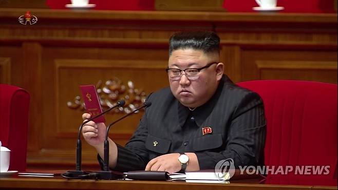 북한 노동당대회 대표증 든 김정은 (서울=연합뉴스) 북한 조선중앙TV는 지난 5일 평양 4·25문화회관에서 노동당 제8차 대회가 열렸다고 6일 보도했다. 사진은 당대회 대표증을 든 김정은 위원장. [조선중앙TV 화면]       [국내에서만 사용가능. 재배포 금지. For Use Only in the Republic of Korea. No Redistribution] nkphoto@yna.co.kr