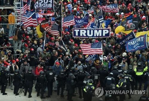 미 연방 의사당으로 몰려온 트럼프 지지자들 [AFP=연합뉴스]