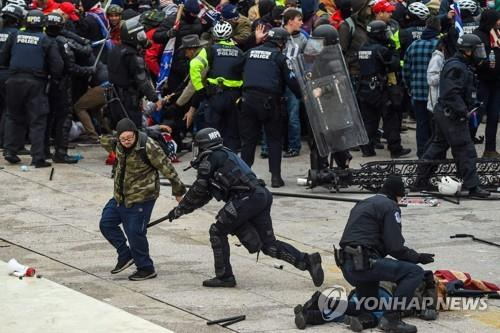 시위대 진압하는 경찰 [AFP=연합뉴스]