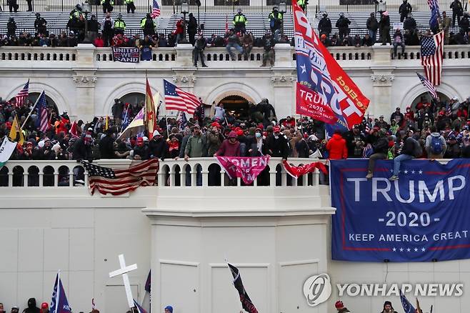 미 의사당 점거한 트럼프 지지 시위대 [로이터=연합뉴스]