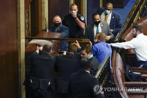 시위대가 미국 의사당 하원 회의장에 난입하려 하자 의사당 경찰이 바리케이드를 치고 있다 [AP=연합뉴스]