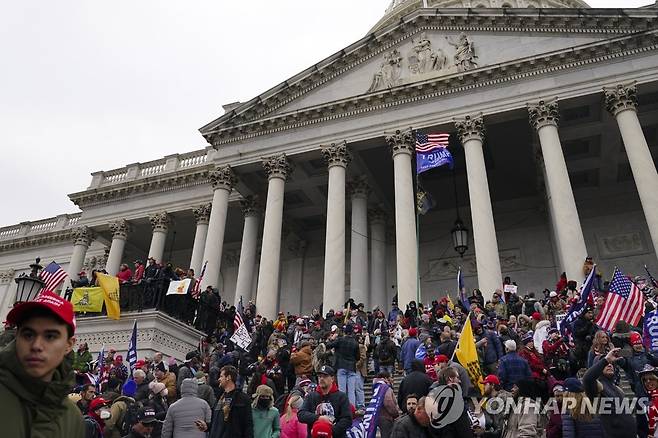 의회의사당에 몰려든 트럼프 지지자들 [AP=연합뉴스]