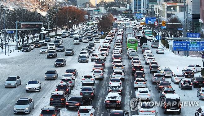 험난한 출근길 (수원=연합뉴스) 홍기원 기자 = 밤사이 많은 눈이 내린 7일 오전 경기도 수원시 영통구 광교로 중소기업지원센터 삼거리 부근이 정체되고 있다. 2021.1.7 xanadu@yna.co.kr