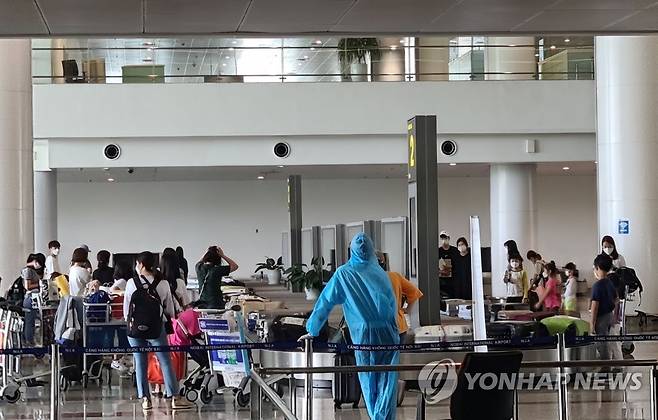 베트남 하노이 공항 코로나19 특별입국 [연합뉴스 자료 사진]