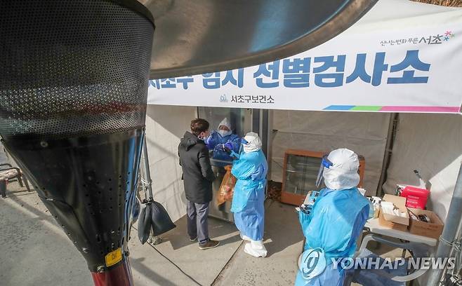 추위에도 계속되는 코로나 검사 [연합뉴스 자료사진]