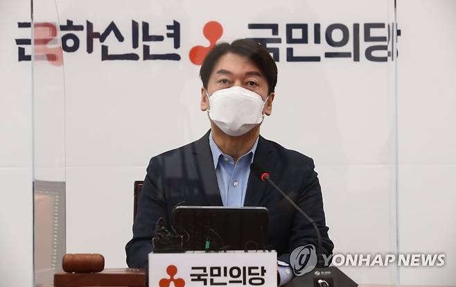 발언하는 안철수 대표 (서울=연합뉴스) 하사헌 기자 = 국민의당 안철수 대표가 7일 오전 서울 여의도 국회에서 열린 최고위원회의에서 발언하고 있다.toadboy@yna.co.kr